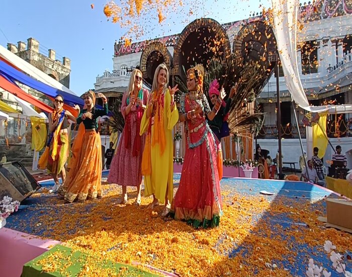 नालंदा में विदेशी मेहमानों ने खेली होली, खूब उड़ाया रंग.