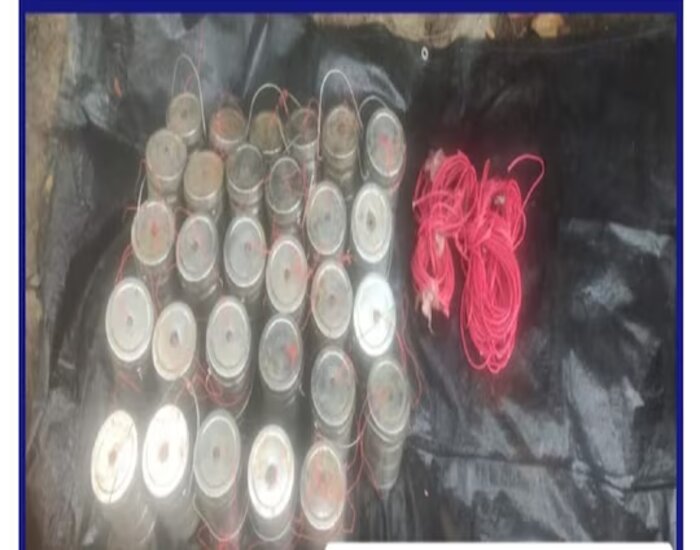 पुलिस को उड़ाने की नक्सली योजना नाकाम, 29 केन बम बरामद.