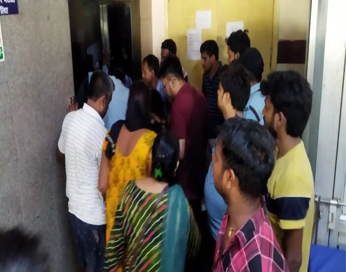 पटना IGIMS में लिफ्ट के अंदर फंसे 13 लोग.