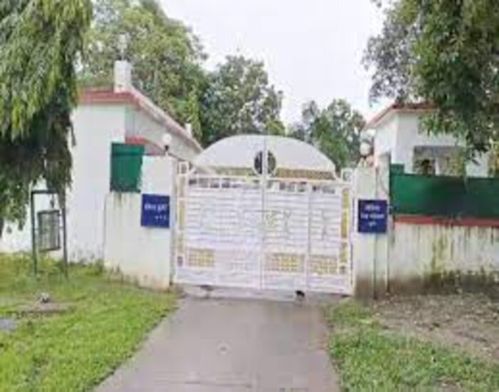 चोरों की नज़र लगी डीएम राजा के बंगले पर.....