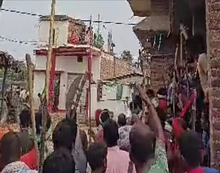 बिहार के बगहा में महावीरी जुलूस पर पथराव.