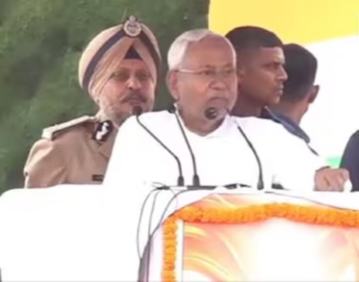 नीतीश कुमार ने गांधी मैदान में फहराया तिरंगा.
