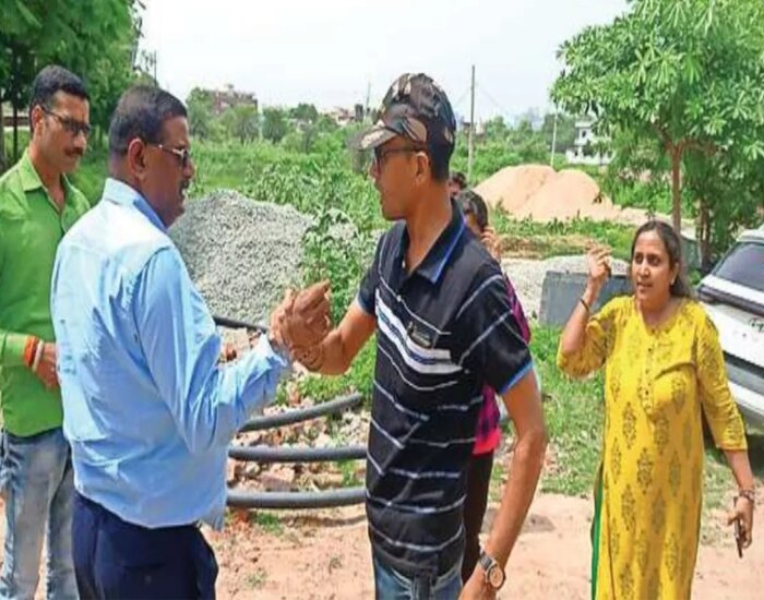 पत्नी और बेटी ने कर दी इंजिनियर साहेब की धुलाई.