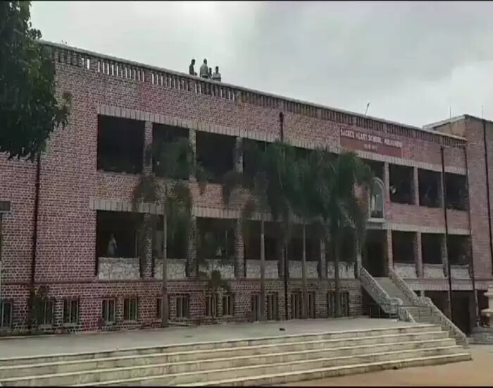 छठी कक्षा की छात्रा ने ‘नोट’ लिखकर थर्ड फ्लोर से लगाई छलांग.
