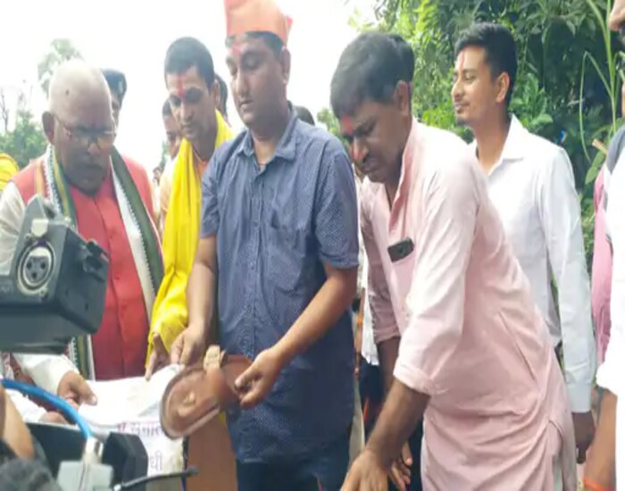 जगदानंद के खिलाफ BJP का प्रदर्शन, जलाया पुतला.