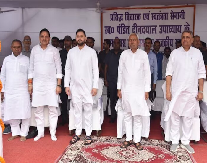 पंडित दीनदयाल की जयंती समारोह में पहुंचे नीतीश.