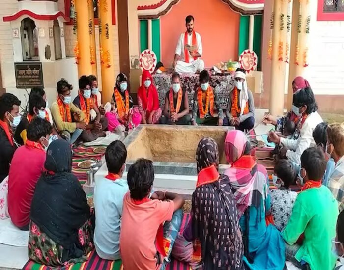 10 परिवारों के 70 लोगों ने ली हिन्दू धर्म की दीक्षा .