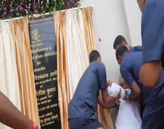 पटना यूनिवर्सिटी के कार्यक्रम में गिरे नीतीश कुमार.