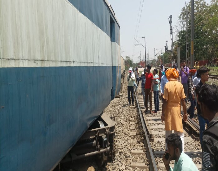 पांचवें दिन भी डाउन ट्रैक पर बाधित रहा रेल परिचालन.