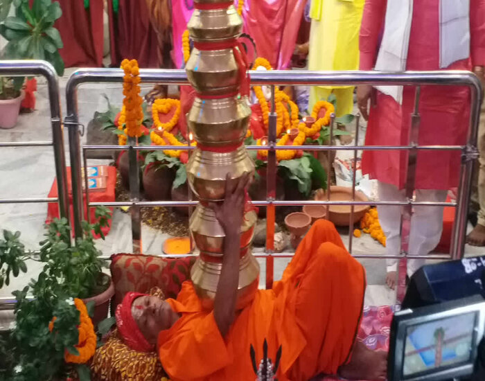 27 साल से नवरात्र में 21 कलश सीने पर रखकर साधना