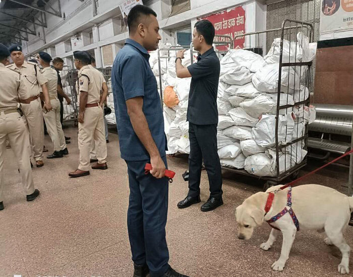 पटना जंक्शन कैंपस में जाम छलका रहे थे अधिकारी.