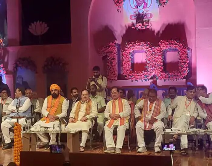 बिहार में किसी को अपने कंधे पर नहीं बैठाएगी BJP.