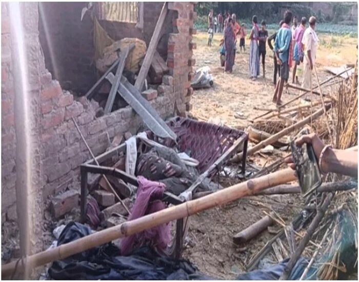 अवैध पटाखा फैक्ट्री में ब्लास्ट, 3 लोग झुलसे.