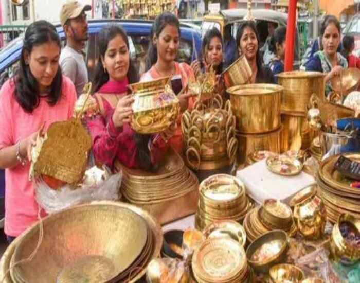 पटना के सर्राफा बाजार में खूब खरीददारी कर रहे लोग.