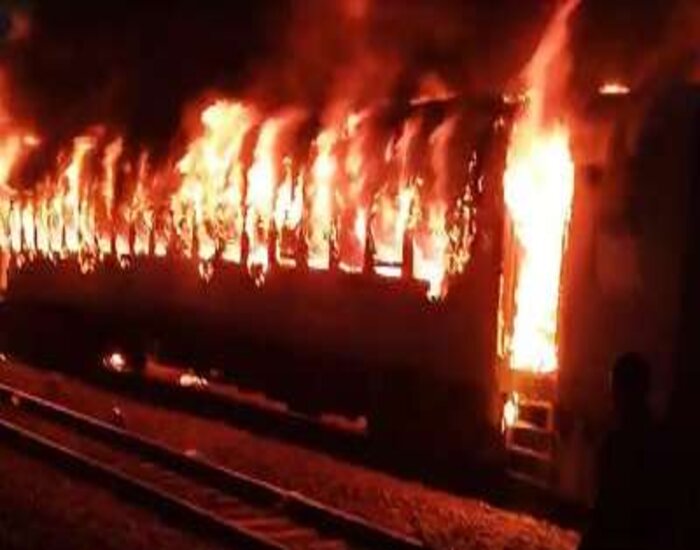 क्लोन एक्सप्रेस में भीषण आग, रिजर्वेशन कोच खाक.