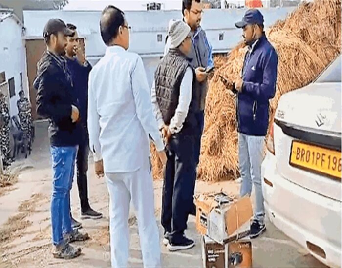 ईडी ने  शनिवार को बड़ी कार्रवाई की है. बिहार बोर्ड टापर घोटाले के मुख्य आरोपित व वैशाली निवासी अमित कुमार उर्फ बच्चा राय के तीन ठिकानों पर छापेमारी की. निदेशालय की यह कार्रवाई भगवानपुर के किरतपुर राजाराम स्थित बच्चा राय के आवास, विशुन राय कालेज और विशुन राजदेव ट्रेनिंग कालेज में एक साथ हुई.