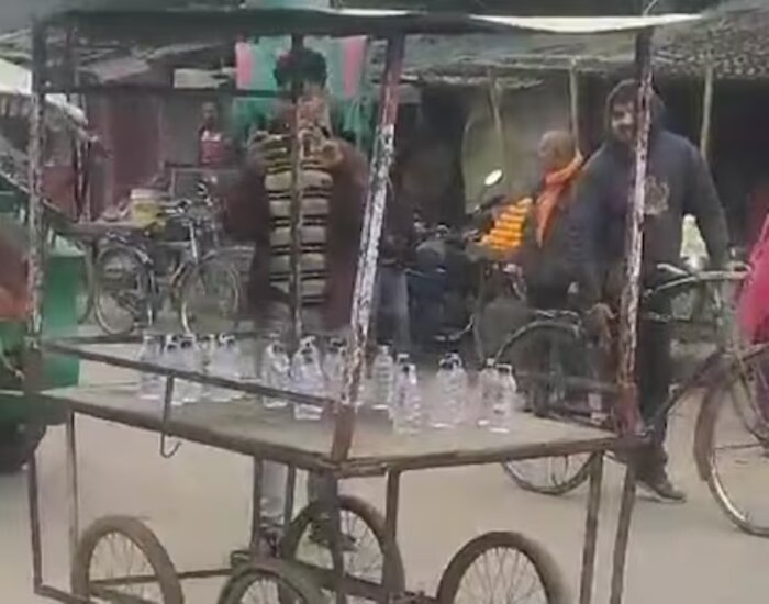 बिहार में खुलेआम ठेले पर बेची गई शराब.