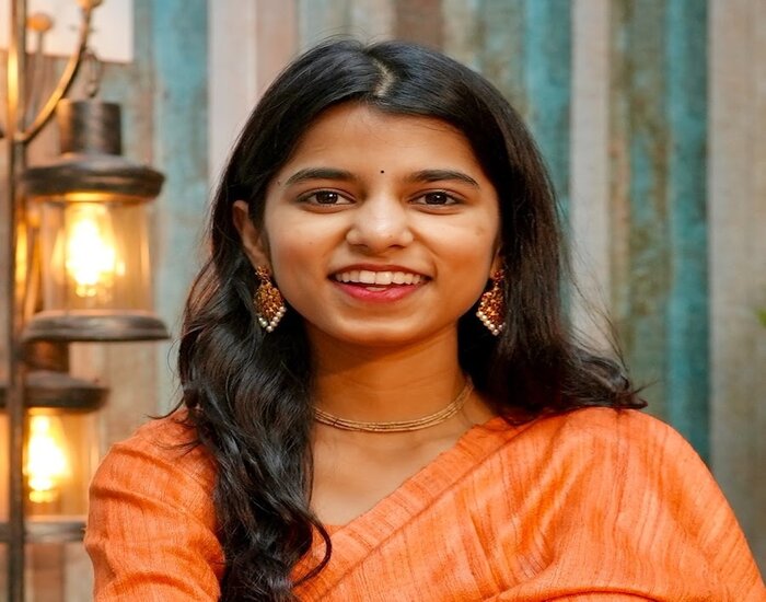 संगीत की सुपस्टार मैथिली ठाकुर एक दिन का लेती हैं 10 लाख, विदेशों में होता है शो.
