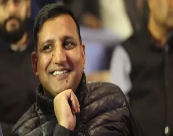 तेजस्वी यादव के सबसे करीबी नेता ने खोला मोर्चा.