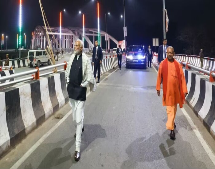 वाराणसी में आधी रात निरीक्षण पर निकले PM मोदी.