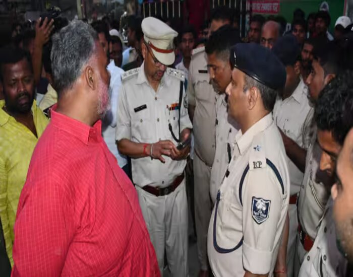 पप्पू यादव के ऑफिस में छापेमारी,डीजे प्रचार गाड़ी जब्त.