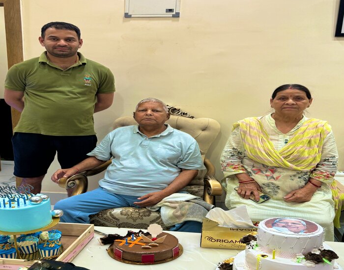 77 साल के लालू यादव, आज फैमिल ने किया सेलिब्रेट.