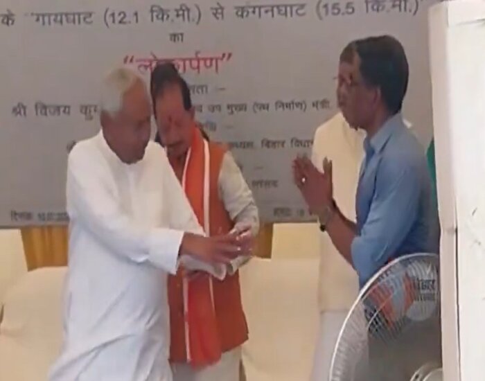 क्या हुआ जब इंजिनियर के पैर छूने आगे बढे नीतीश कुमार ...