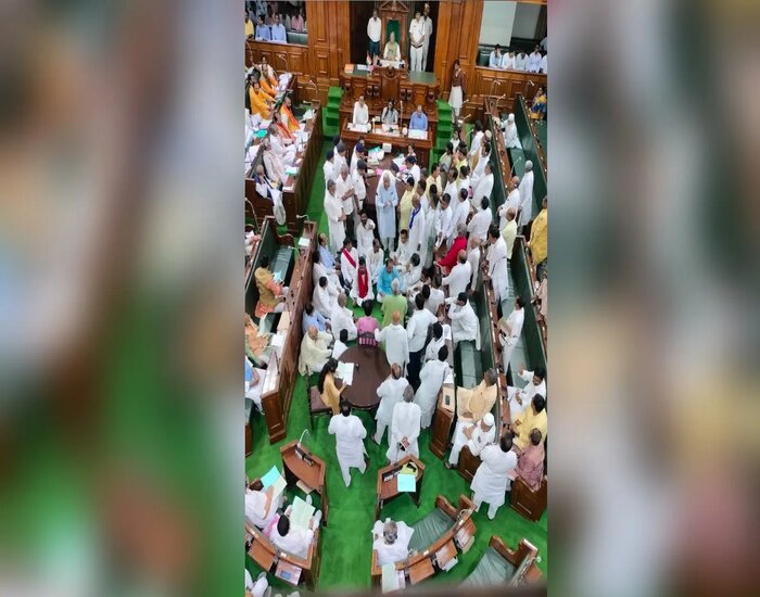 विधानसभा में जमकर हंगामा, CM के इस्तीफे की मांग.