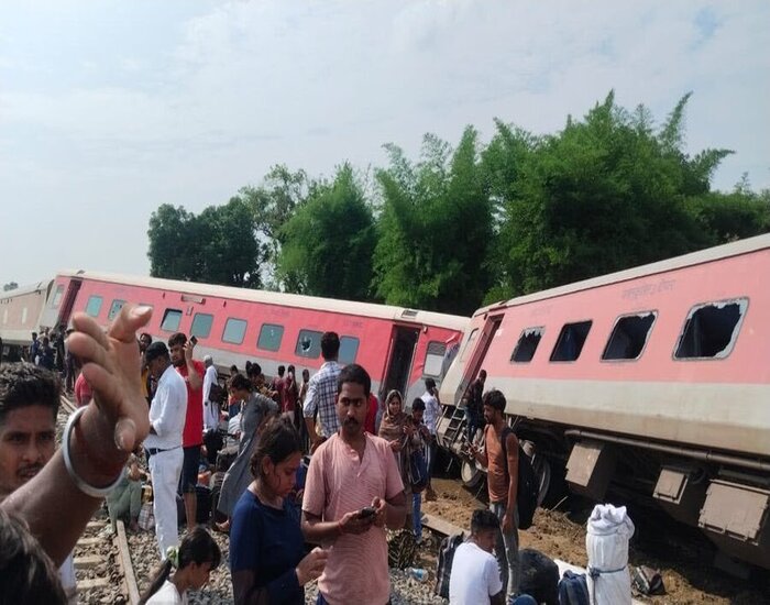 डिब्रूगढ़ एक्सप्रेस हादसे का शिकार.