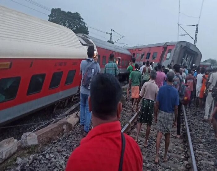 झारखंड में पटरी से उतरी हावड़ा-मुंबई मेल, कई हताहत