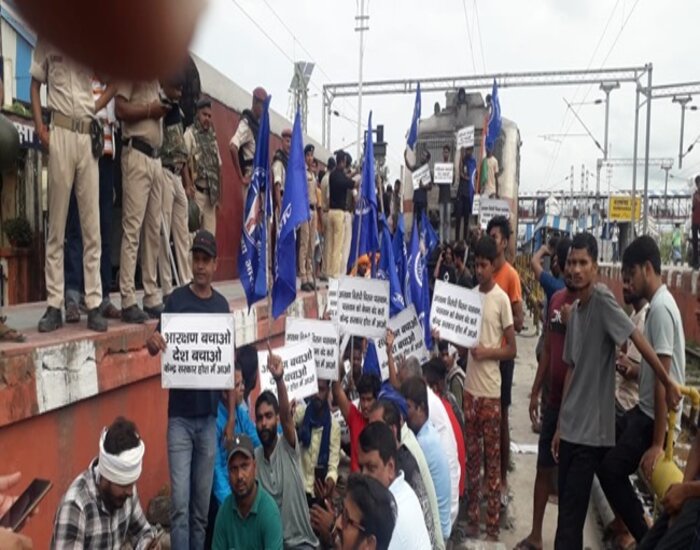 पटना में बंद के दौरान जमकर लाठीचार्ज, सिपाही ने एसडीओ को ठोका.