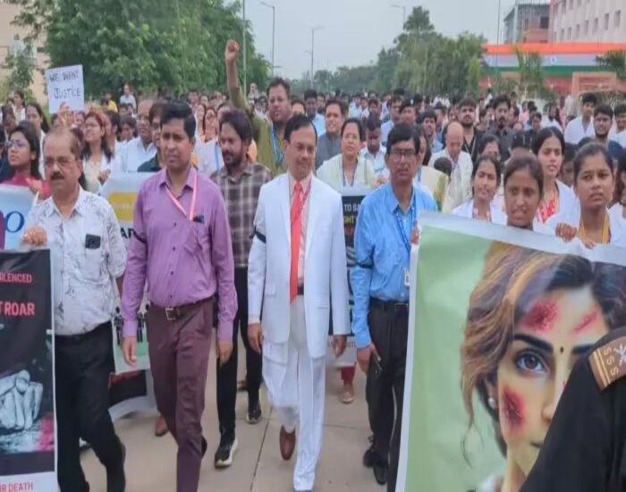 NMCH के गेट पर ताला, भटक रहे मरीज,जान पर आफत.