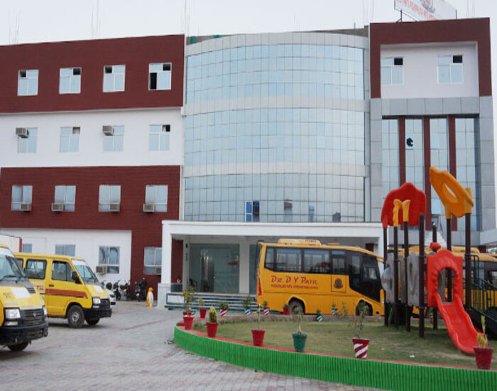 डॉ. डीवाई पाटिल स्कूल में गन लेकर पहुँच गया छात्र.