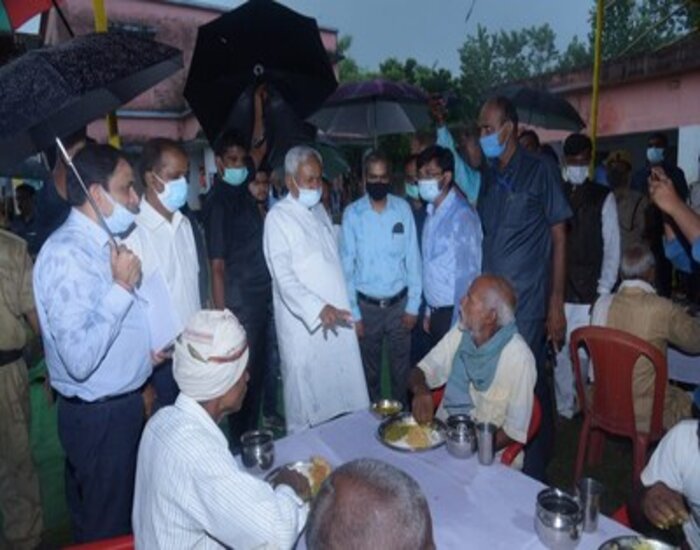 बाढ़ पीड़ितों के बीच पहुंचे नीतीश कुमार, डीएम को दिए निर्देश.
