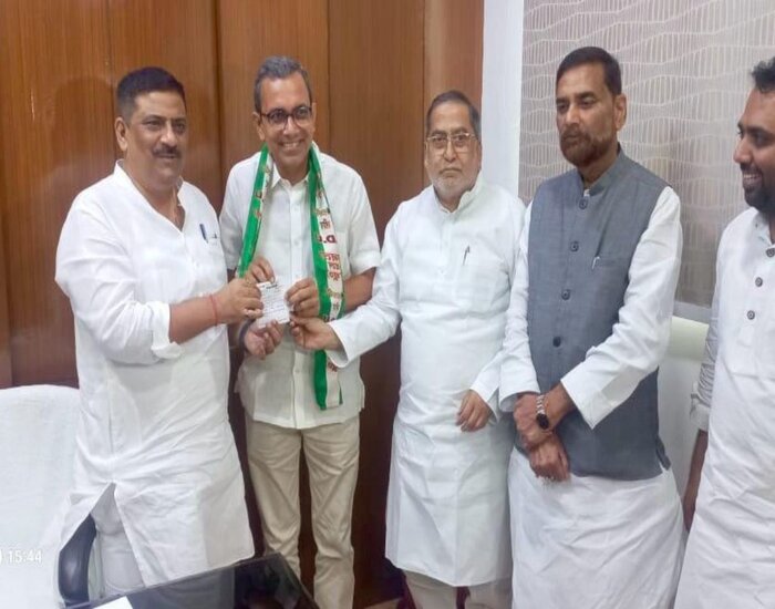 हार्वर्ड विश्वविद्यालय (Harvard University) के पूर्व निदेशक डॉ. संजय कुमार बुधवार को नई दिल्ली में जदयू में शामिल