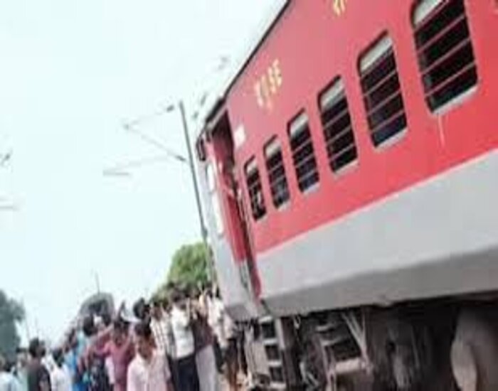 बक्सर जिले में हादसे का शिकार हुई मगध एक्सप्रेस.