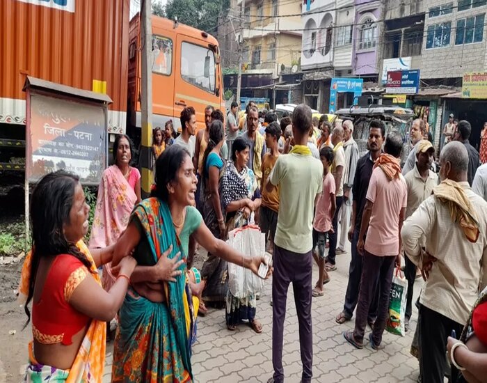 फतुहा-बख्तियारपुर हाईवे पर तीन लोगों को अज्ञात वाहन ने रौंदा.