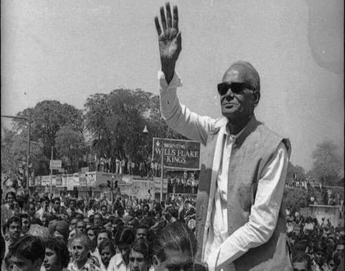 जेपी की क्रांति ने गिरा दी थी इंदिरा सरकार.