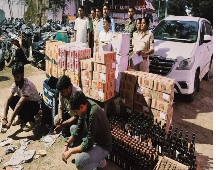 हिंदुस्तान पेट्रोलियम के टैंकर से पेट्रोल की जगह निकली करोड़ों की शराब.