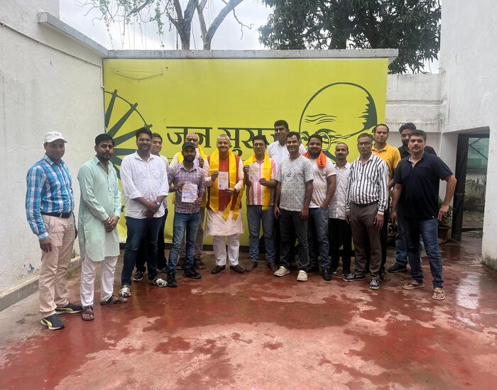 BJP से ज्यादा भरोसा जन-सुराज पर, जुड़े एक और IPS अधिकारी.