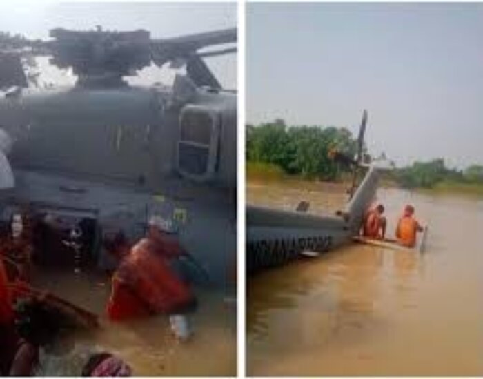 पानी में गिरे हेलीकॉप्‍टर को देखने हजारों पहुँच रहे हजारों लोग.