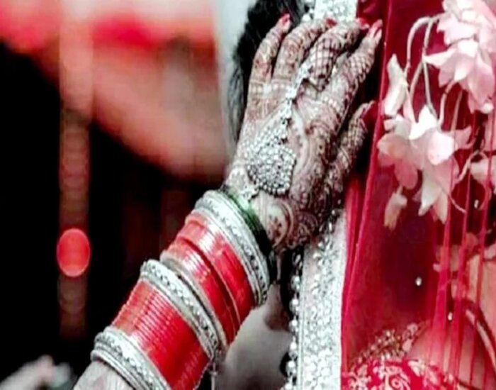 भाजपा नेता की पत्नी ने की दूसरी शादी, फोटो वायरल:किशनगंज में पति ने कहा-अप्रैल में हुई थी शादी, 5 लाख कैश लेकर घर से भागी