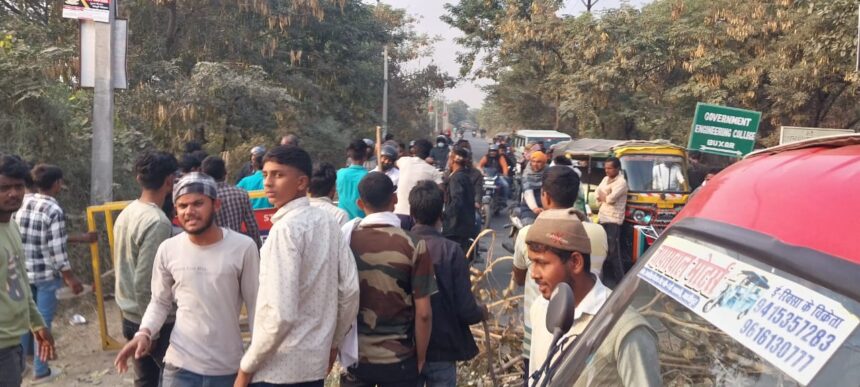 इजरी श्रीरामपुर में हाईटेंशन तार की चपेट में आने से किशोर की मौत, गुस्साए ग्रामीणों ने किया सड़क जाम