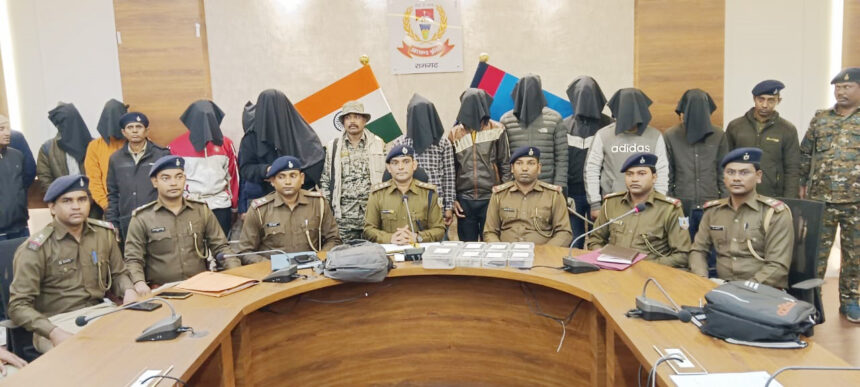पांडे और श्रीवास्तव गैंग के 13 अपराधी गिरफ्तार