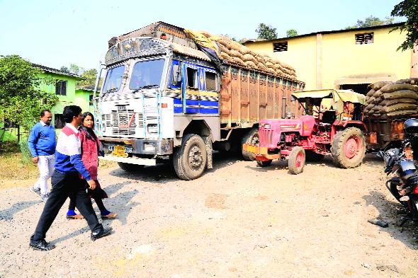 डीएसओ ने चंद्रपुरा के राशन दुकानों का किया निरीक्षण