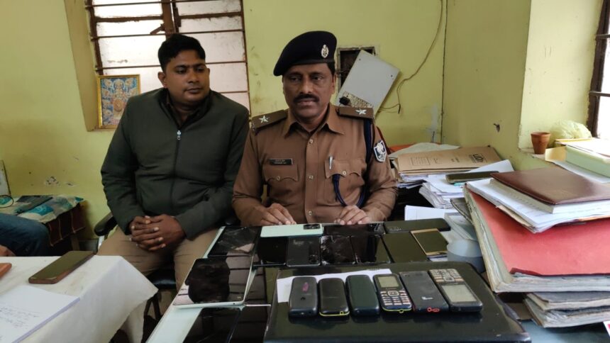पटना के बुद्धा कॉलोनी से भारी मात्रा में शराब, मोबाइल और लैपटॉप बरामद, माफिया फरार!