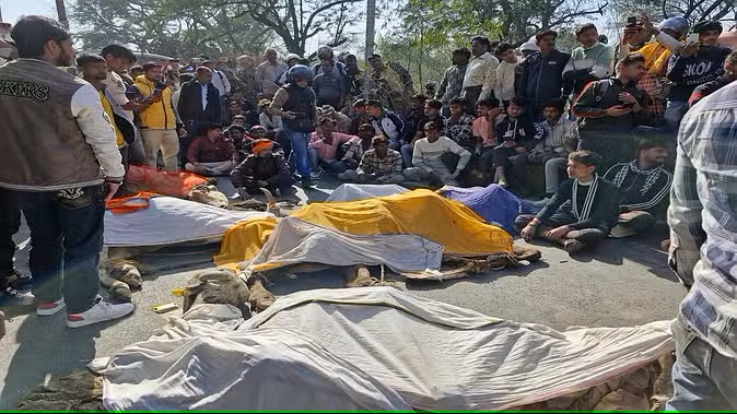 मथुरा: एक साथ 40 गायों के मृत मिलने से आक्रोश, सड़क जाम