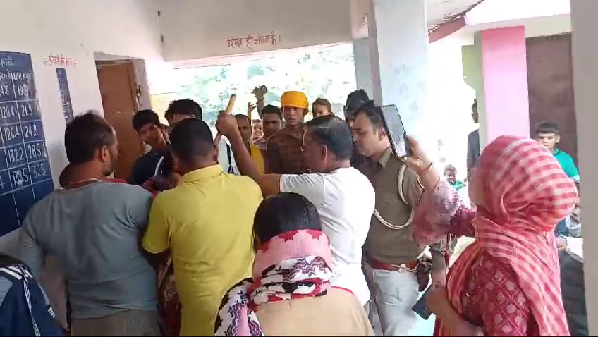 गोपालगंज में कुर्सी के लिए आपस में भिड़े दो शिक्षिक , लाठी-डंडे तक मामला पहुंचा