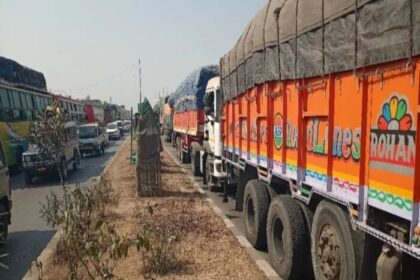 NH-2 पर महाजाम, दोनों लेन पैक, भोजन-पानी को तरस रहे यात्री.