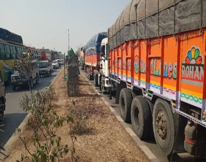 NH-2 पर महाजाम, दोनों लेन पैक, भोजन-पानी को तरस रहे यात्री.